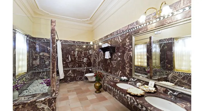 Chunda Palace Udaipur 5*,